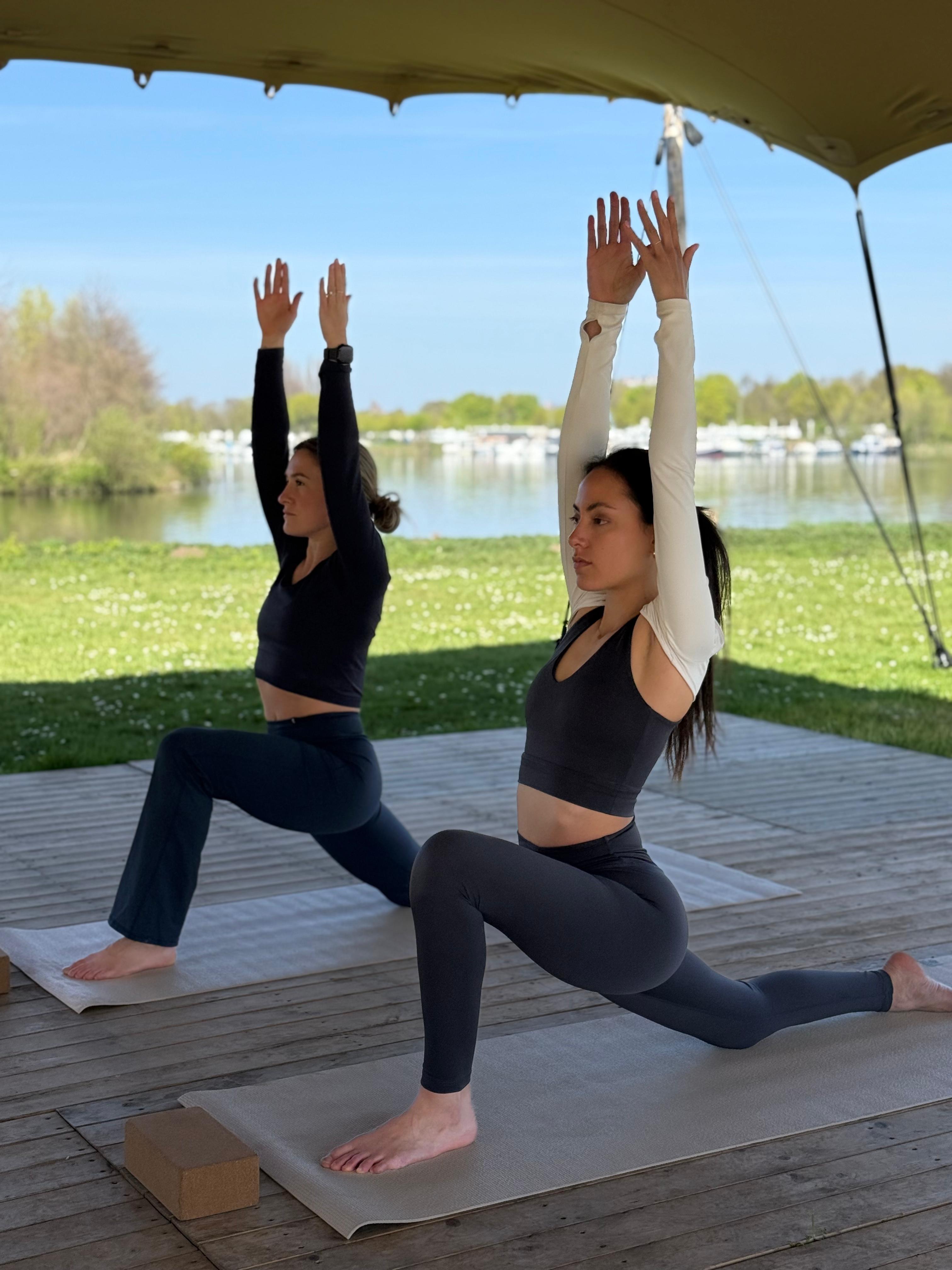 Cours de yoga sur la terrasse au bord de la Meuse